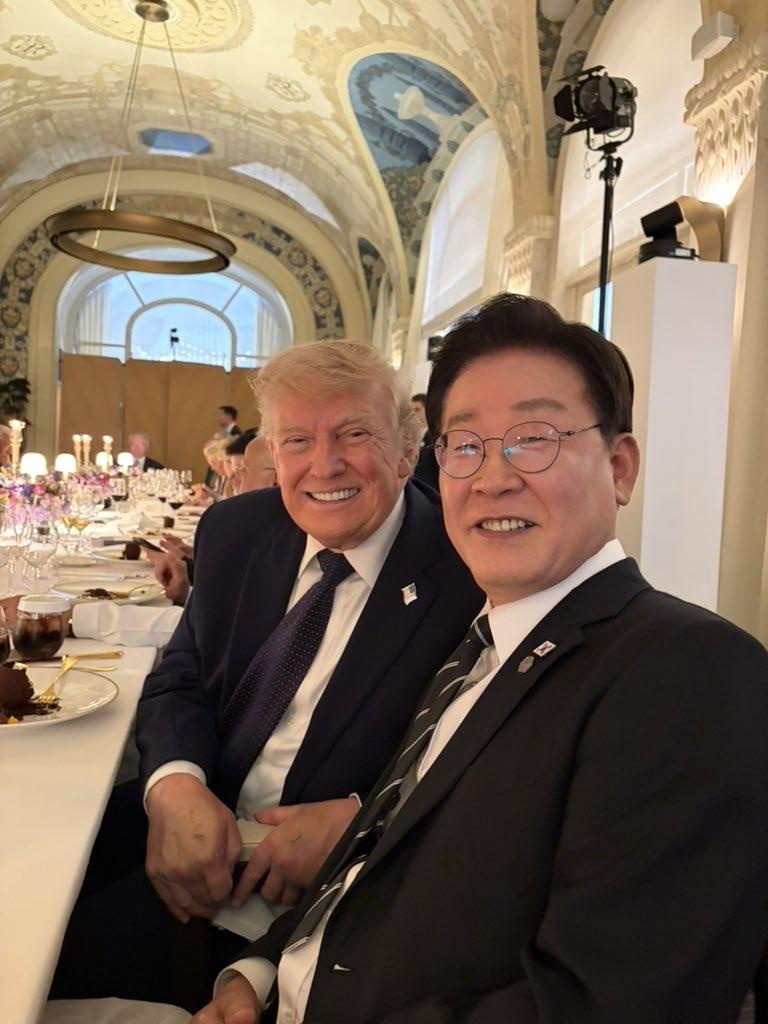 韩国总统李在明太开心了，特朗普总统把自己签字笔当作礼物给了李在明，而且特朗普夫妇