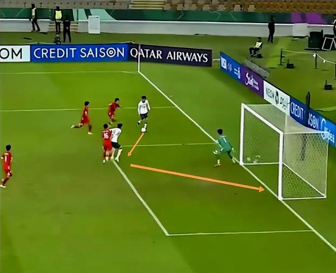 王玉栋那一脚，真能把人气出内伤。王钰栋那一脚射门，看得人直憋气，绝佳得分机会