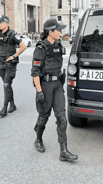 警车居然是路虎的高端款！弱弱地问一句，这算不算严重超标呀？到底是谁常坐呢？