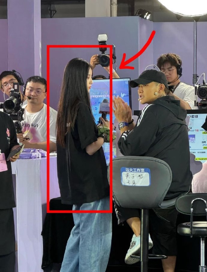 我丢，徐艺洋生图都这么好看吗？怪不得能嫁给娱乐公司老板…又白又瘦又高，不仔细看