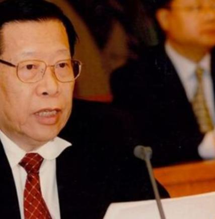 1993年，时任中央电视台台长的杨伟光，在没有上报的情况下，擅自做主在《新闻联播