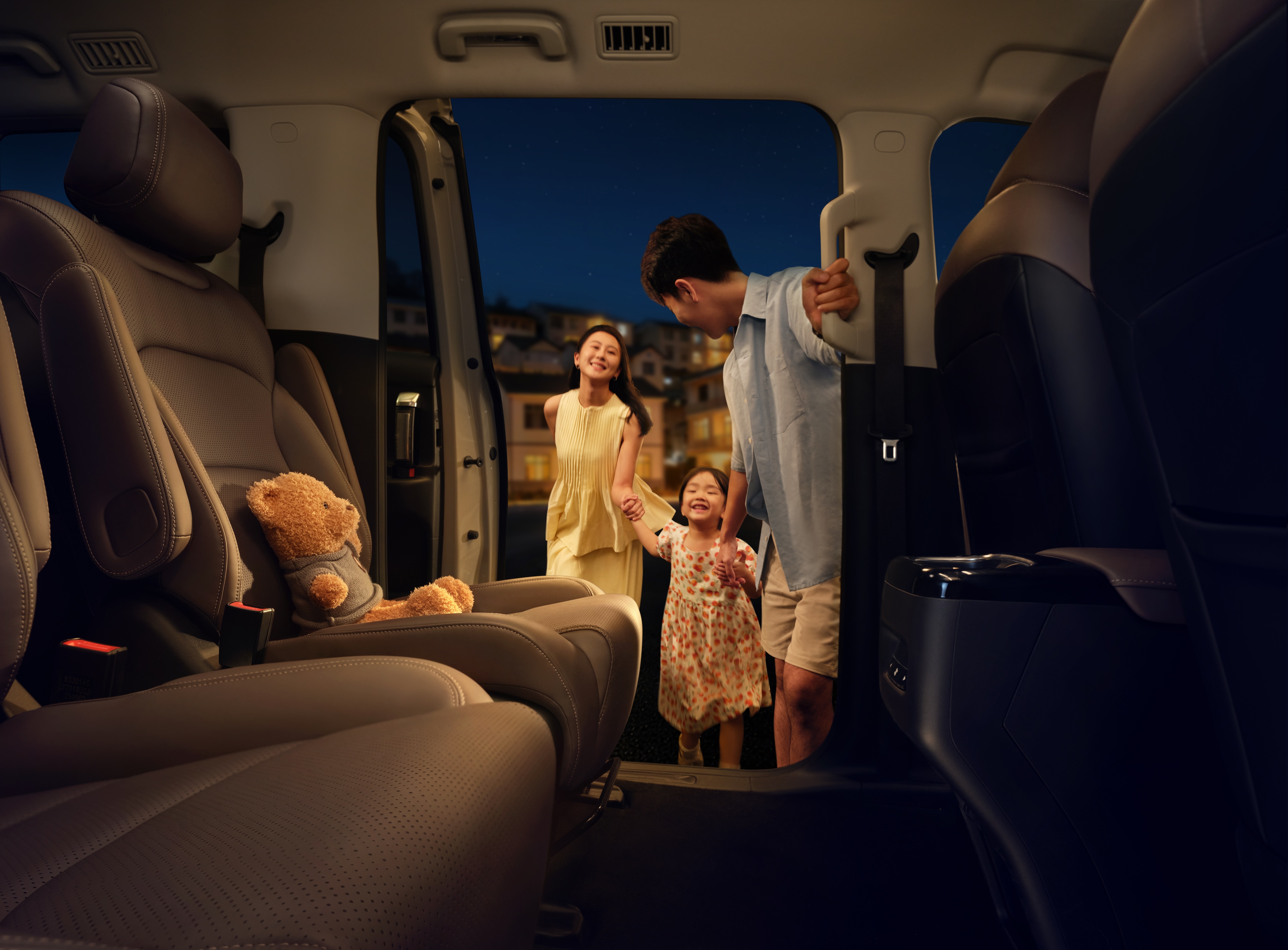 10万级MPV新王炸！星光730上市首订破3万，标配侧滑门还斩获双料大奖