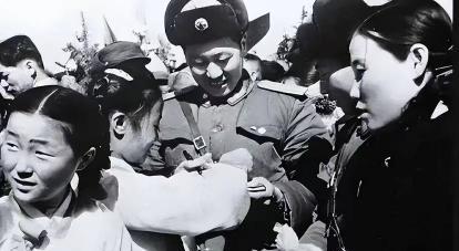 1953年3月，朝鲜新义州，一位年轻志愿军军官光亮站在刑场前，他罪名不是通敌，不