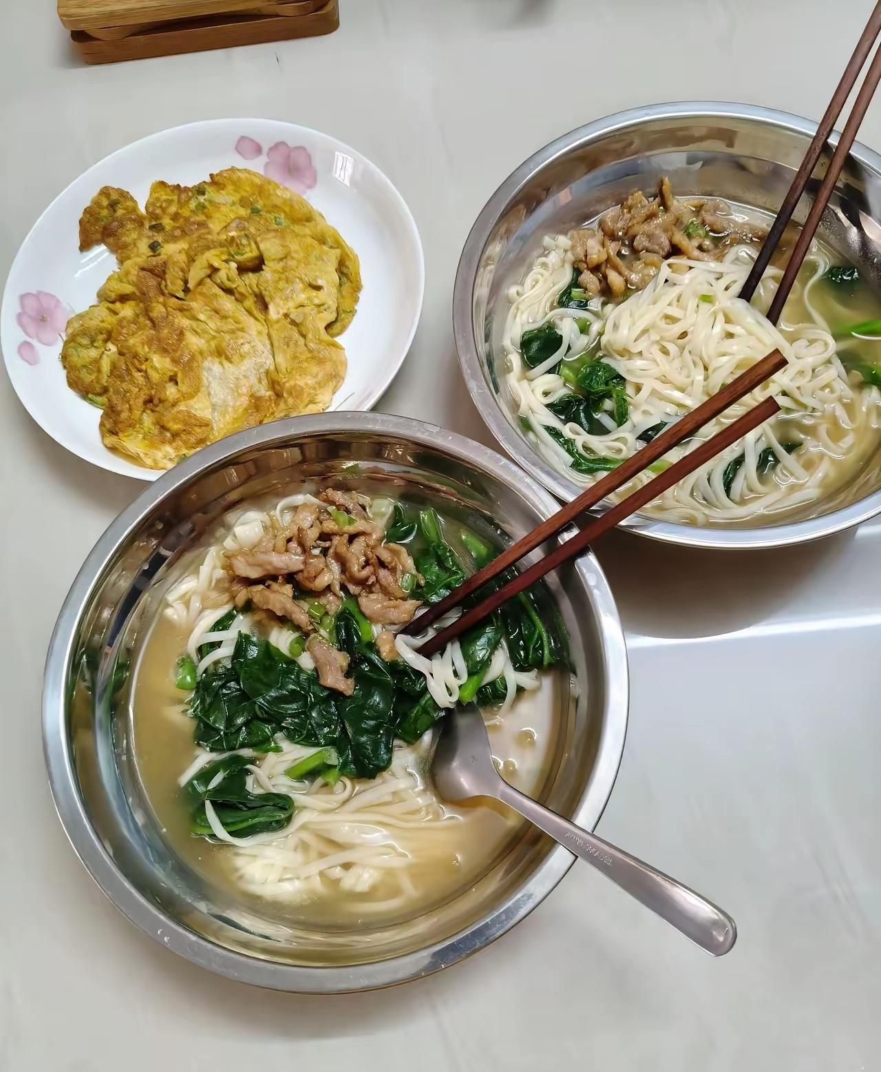 儿子儿媳下班回来，我给煮了两盆面条，还下了菠菜点缀，我问儿子要不要鸡蛋，儿子说来