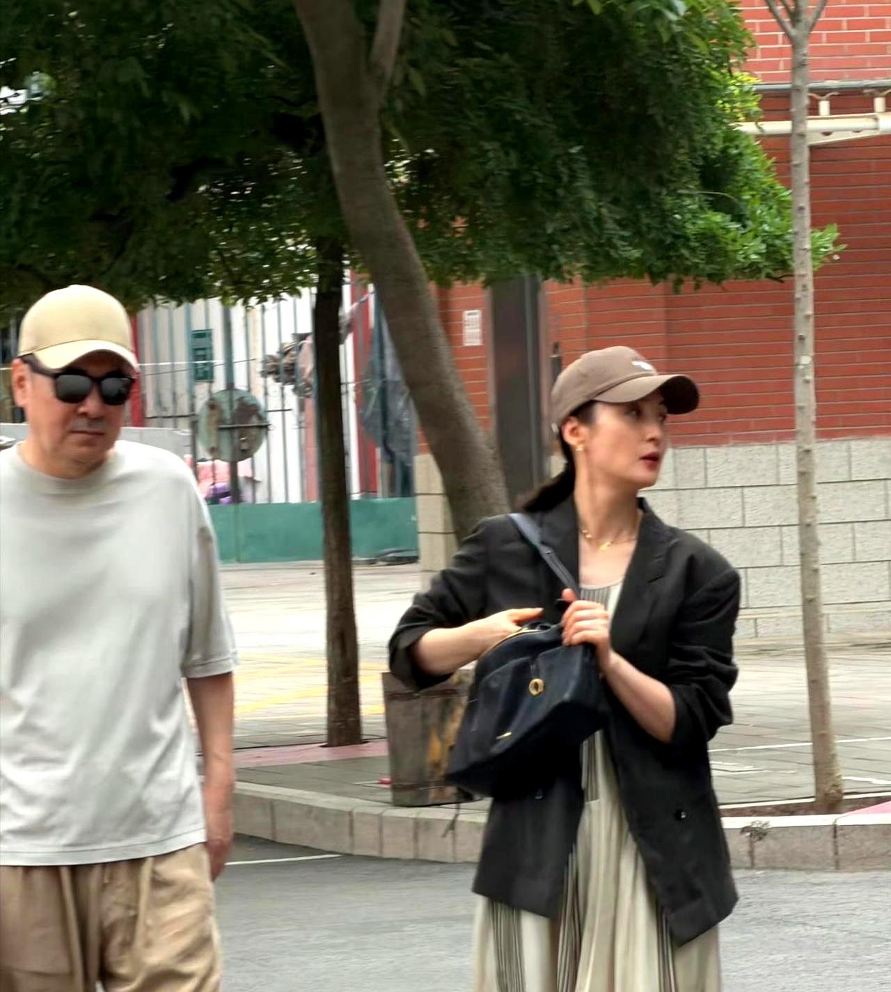 50岁还能让路人拍出“惊艳感”，这谁顶得住啊？我真是很久没因为一个女明星的街拍