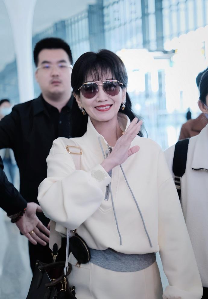 今天赵雅芝现身北京，她这次在雨中行走，穿着漂亮的白色衣服，确实是太显年轻了。