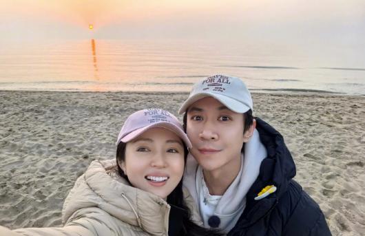 董璇的评论区真的太搞笑了。今日，董璇分享了一组和年下男老公张维伊的甜蜜合影，并