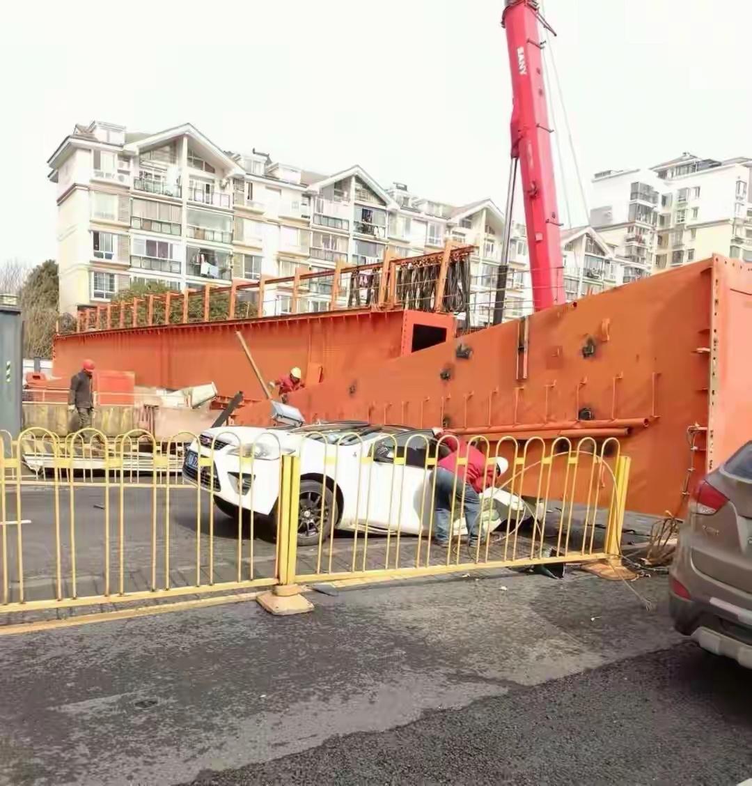 2月1日11时16分左右，武汉市轨道交通工地在龙门吊拆除作业过程中，龙门吊支腿发