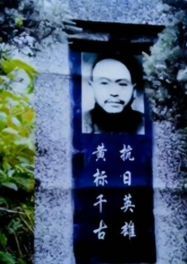 1951年5月18日，沔阳县城，两辆大卡车由解放军战士押运，驶入刑场。9名囚犯下