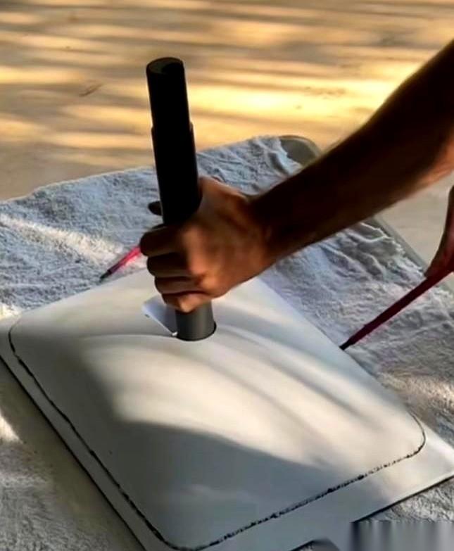 国外那哥们儿把马斯克的“锅”给切开了。一刀下去，所有人都伸长了脖子，想看看里面