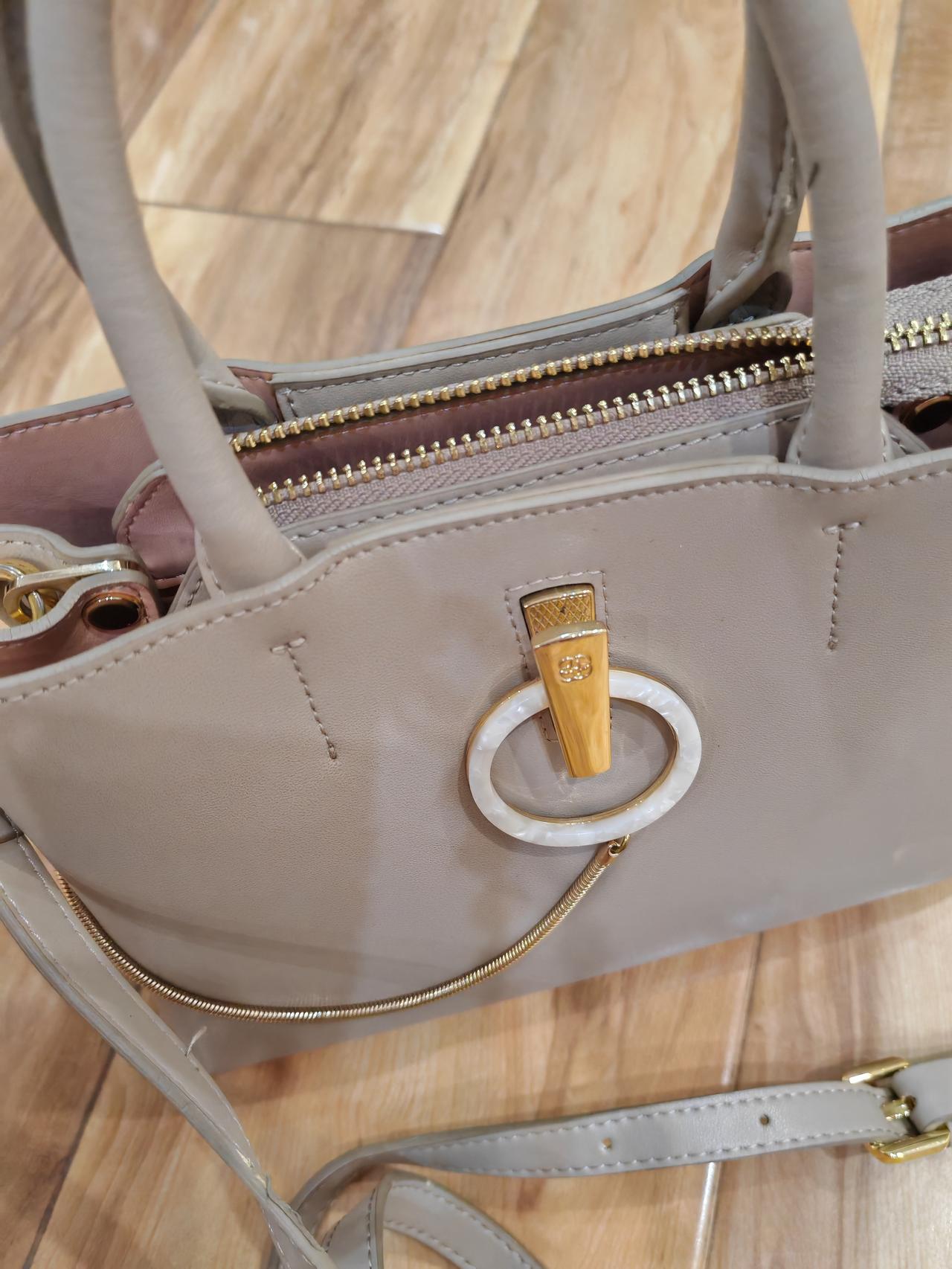 以后再也不买那么多衣服包包鞋子，不是用坏穿坏的，是放坏的，简直是资源浪费。