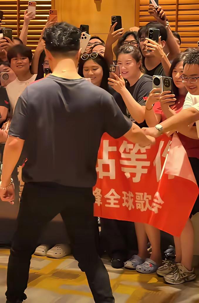 汪峰典型的上身长，下身短不过他唱歌还是很给力的我老公就特别喜欢他的歌挺励