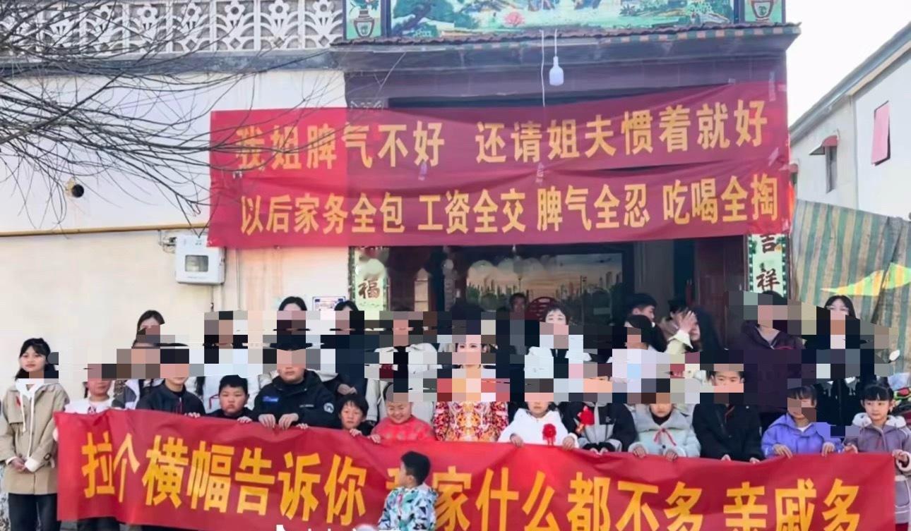 小胖妮子自建房；蟹兵蟹将站两旁。陪嫁被子两三床；我的娘家就是强。这一届网友都是纪