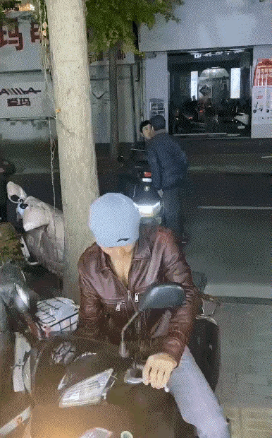 豪横了一辈子，这次，大爷遇上克星了。路边，大爷和骑电动车的小伙子发生了纠纷，他