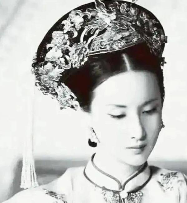 康熙二十四年，康熙喝醉后，在御花园看到一个倾国倾城的小宫女，当即两眼发光上前将宫