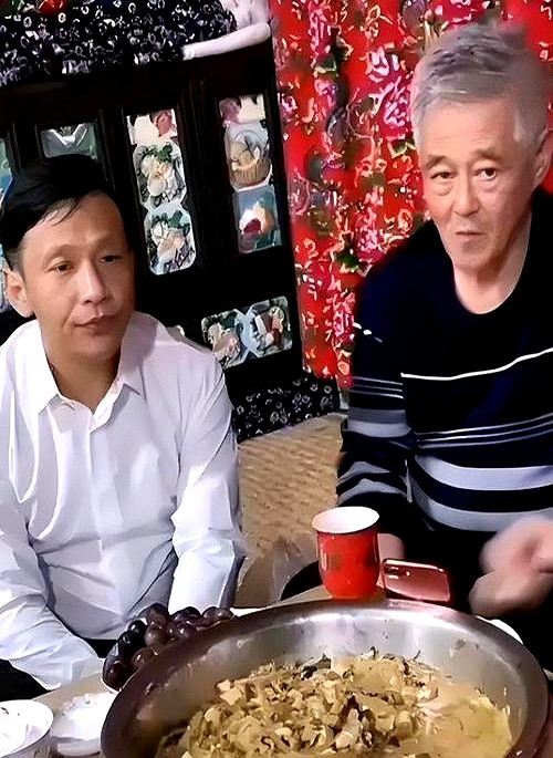 同样是曲艺界的泰斗级人物，赵本山和郭德纲现在的处境，真是一个在天上，一个在风口浪尖上本山大叔早就退居