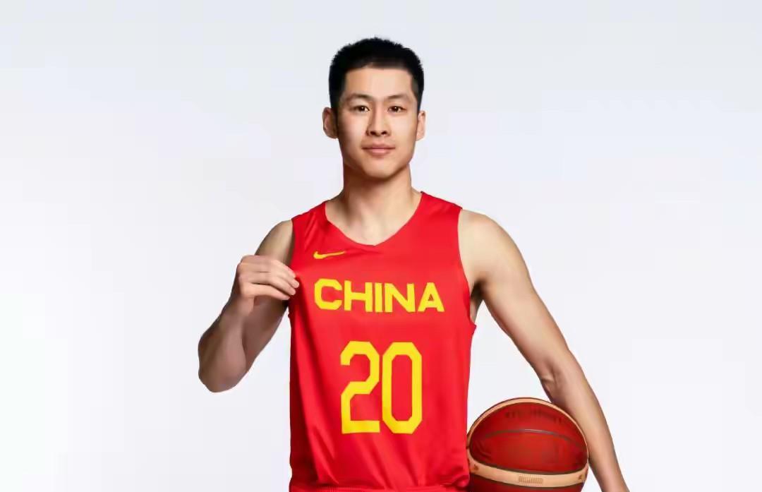 上海男篮第一笔交易基本完成，从江苏男篮交易引进崔晓龙，送走了刘正清，球队的后卫群
