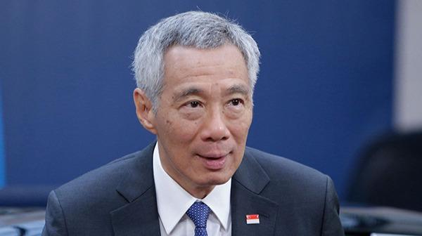 中美起冲突，新加坡挺美国。中日起冲突，新加坡挺日本。中菲起冲突，新加坡挺菲。中印