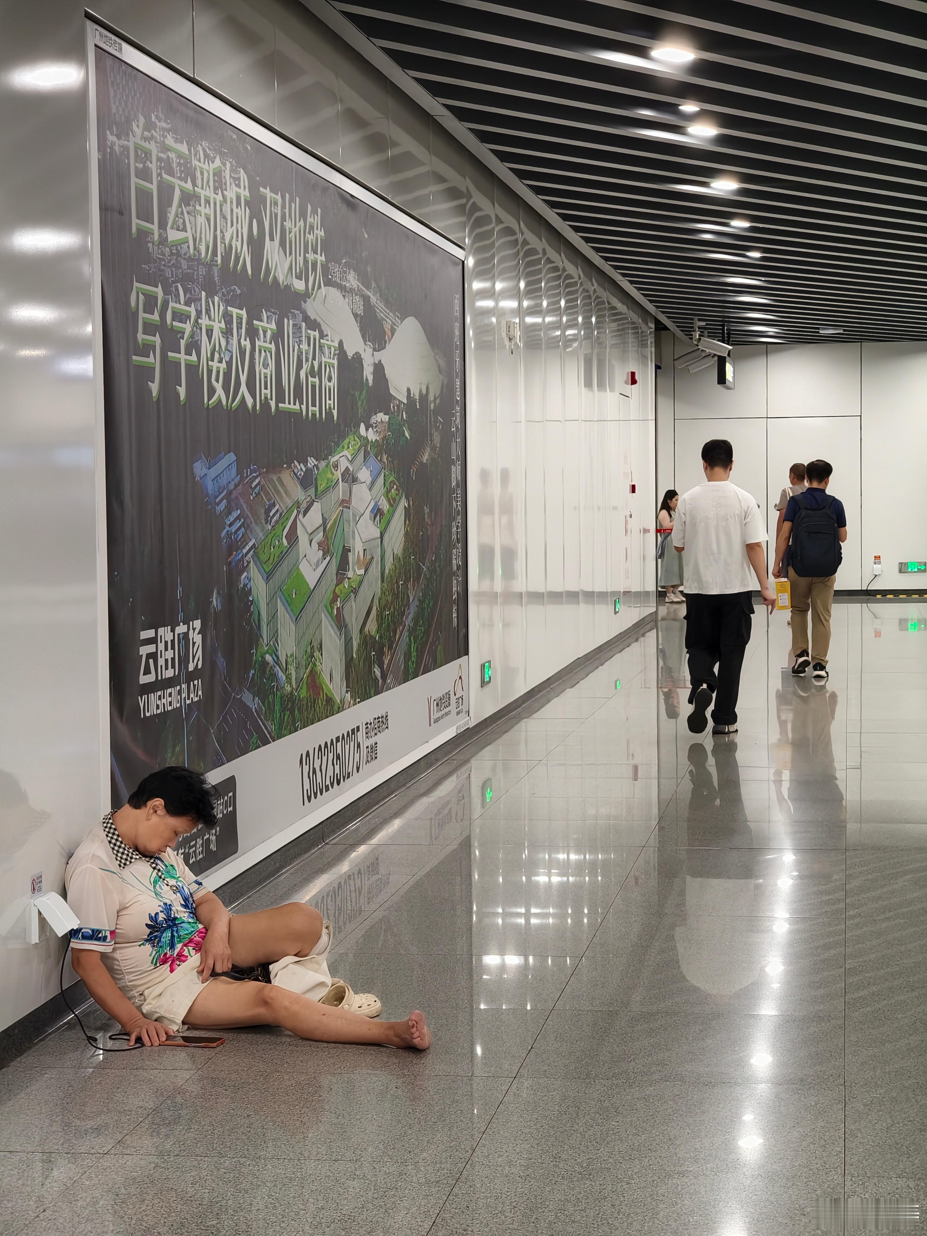广州人民真是我认识的里面最爱随地大小坐的（没恶意），继续发几张地铁里看见的有关画