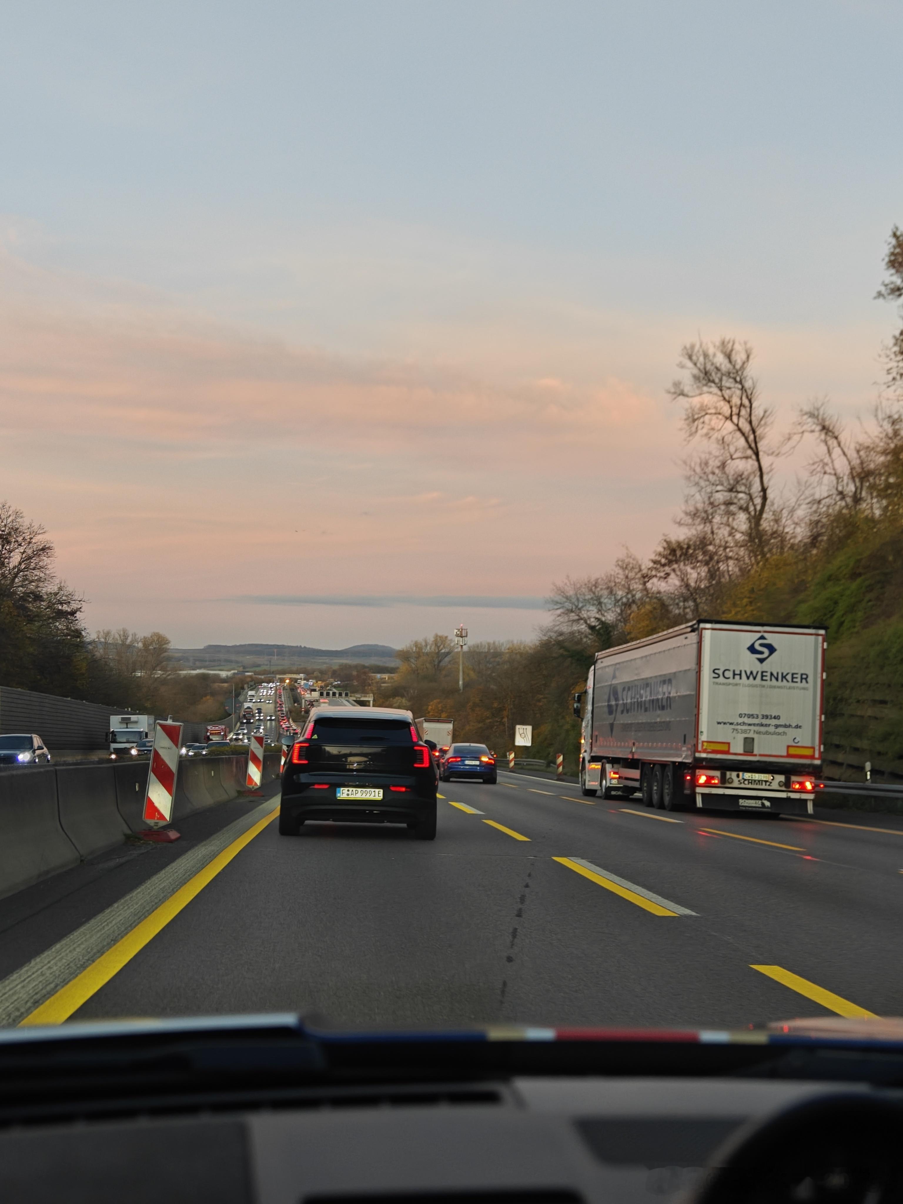 其实西德一些比较大的城市间的不限速高速通行效率并没有比国内的高速高，原因就是车流