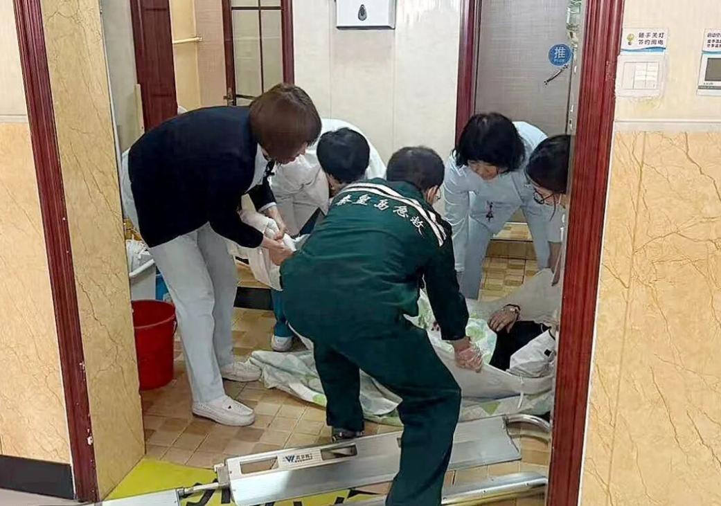 活久见！河北秦皇岛，一位24岁的年轻妈妈，带着自己第一胎的孩子去医院儿科输液。孩