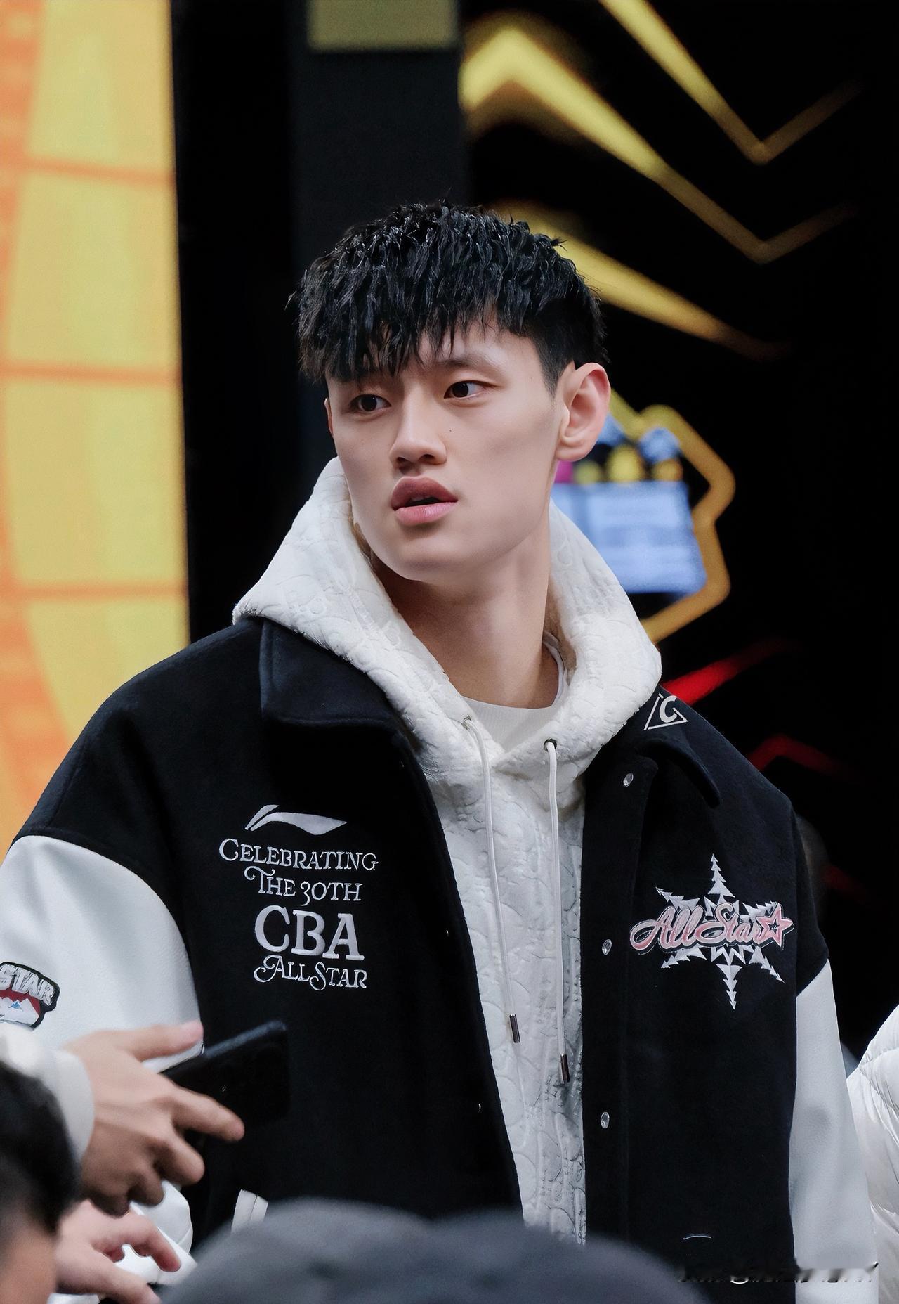 终于明白曾凡博为什么到现在才续约，不是他不想回北京男篮，而是他最近一直在忙着