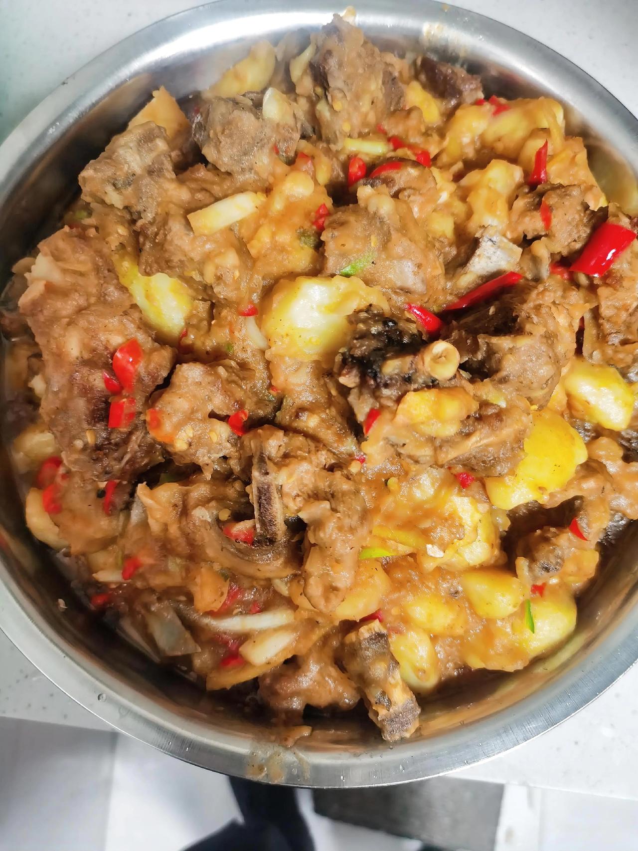 公司食堂家常菜谱：土豆焖排骨红烧茄子萝卜粉条汤。谁都不想由着性子去生活