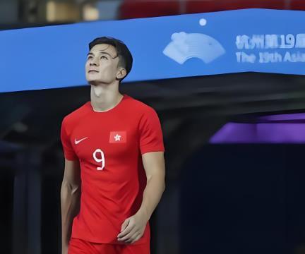 上港王牌中锋在10月份中超还没开打，就提前收到一份冠军大礼，他帮助中国香港队拿到