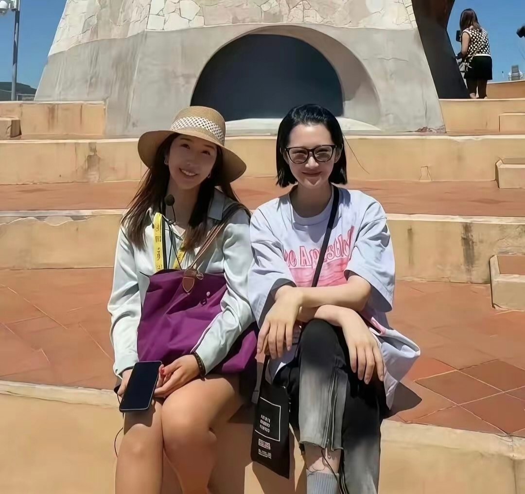 57岁的许晴现身巴塞罗那度假，路人镜头下整个人气质松弛灵动，完全看不出真实年龄。