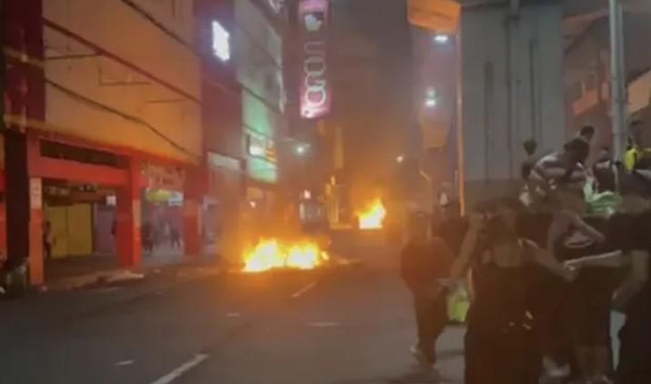 原本旨在抗议腐败行为的示威活动，在菲律宾马尼拉的雷克托大道却演变成了轩然大波。当