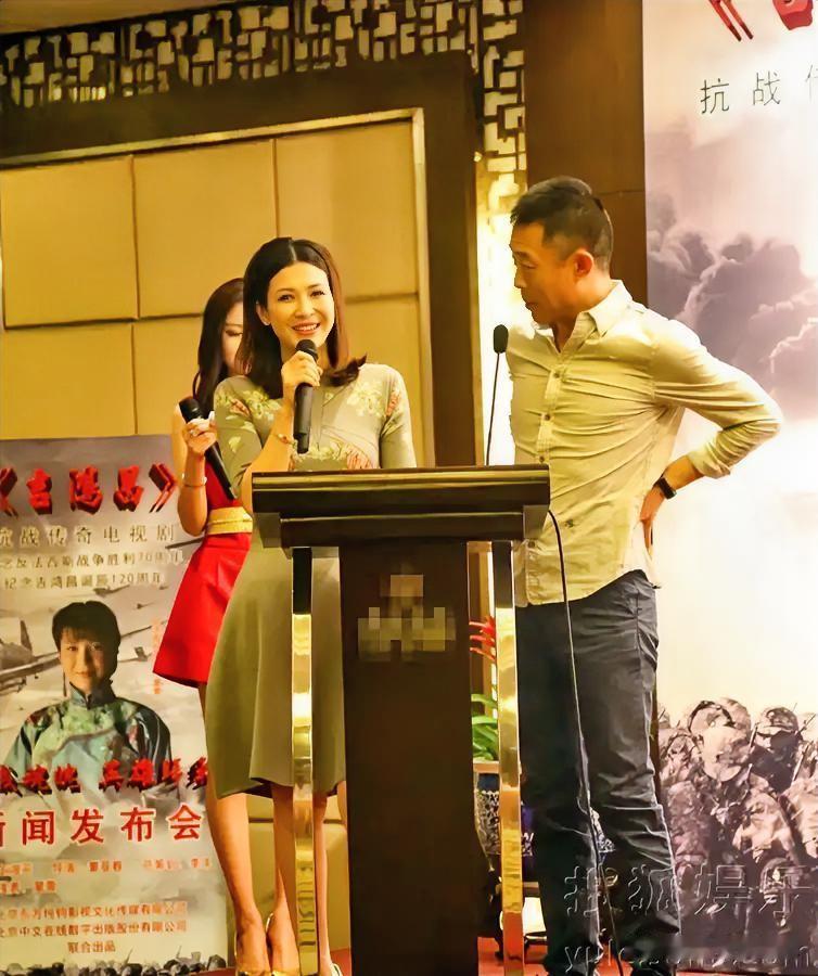 哇，看这位女演员是谁啊？她长相甜美，一头秀发落落大方，连一旁站着的侯勇都侧着身子