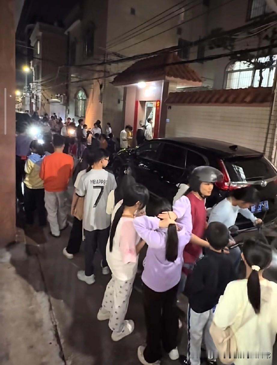 别再说广东红包小了，就算马云来，也得被“掏空”！广东除夕夜，一条窄巷子里