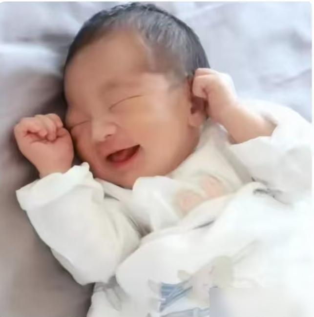 我嫂子已经生了3个女儿了，现在怀的是第四胎了，前两天已经准备去医院了，她家里所有