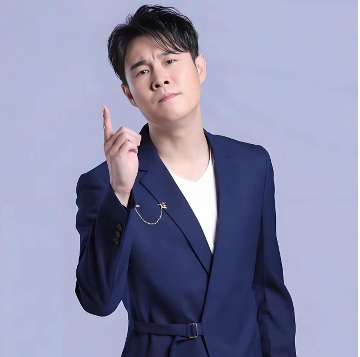 18岁的沈佳润初登大舞台小沈阳却怎么也高兴不起来不是因为女儿表现的不够好，而