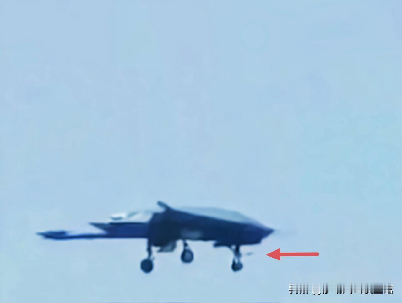 攻-21舰载隐身无人机的飞行画面终于得以曝光，前轮弹射牵引勾隐约可见。这款攻