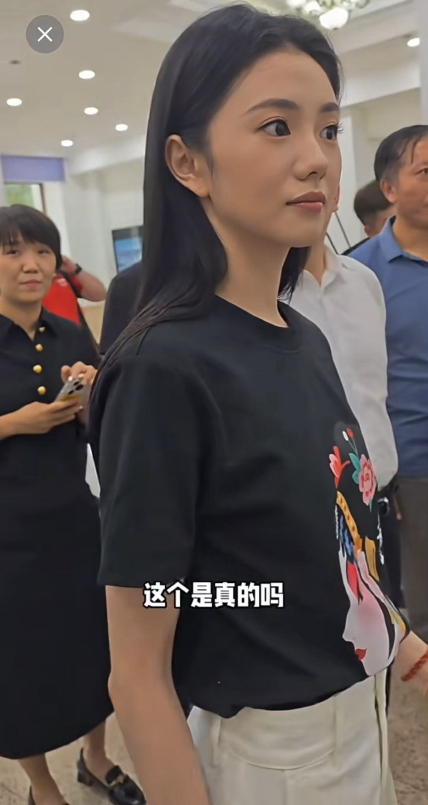 直接给我孩子问懵了路人：“浩存，有人说您为了保持眼睛这么亮不看手机，这个是真的吗