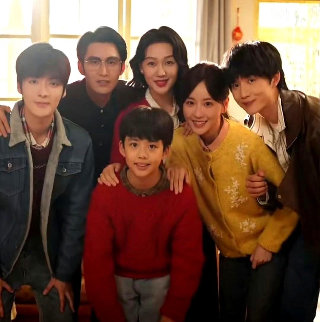 真给短剧圈卷飞了！现在网上吵翻了，有人说听花岛疯了——一年砸两季《家里家外》