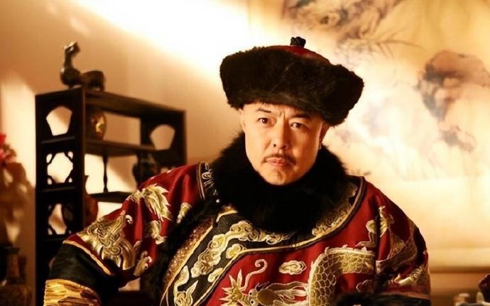 清乾隆年间，浙江布政使王亶望嗜吃如命，尤其痴迷两道菜：活驴肉丝与酒坛填鸭。乾