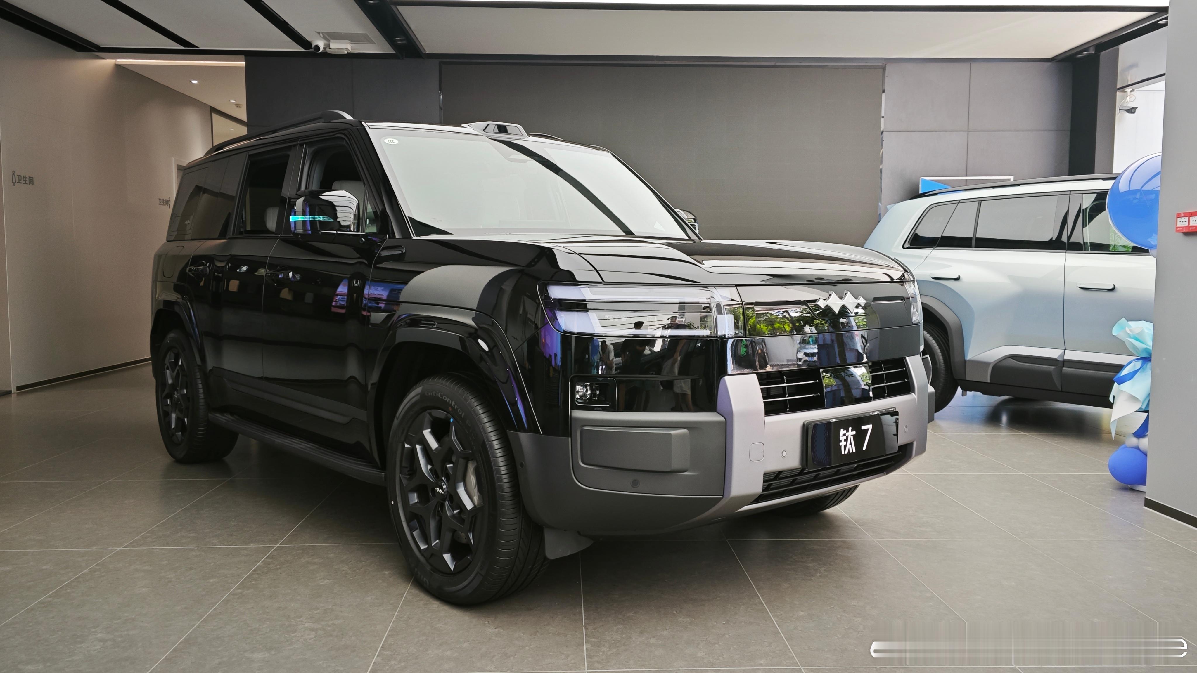方程豹钛7定位中大型SUV，产品定位瞄准年轻家庭用户和户外生活场景市场。“方盒子