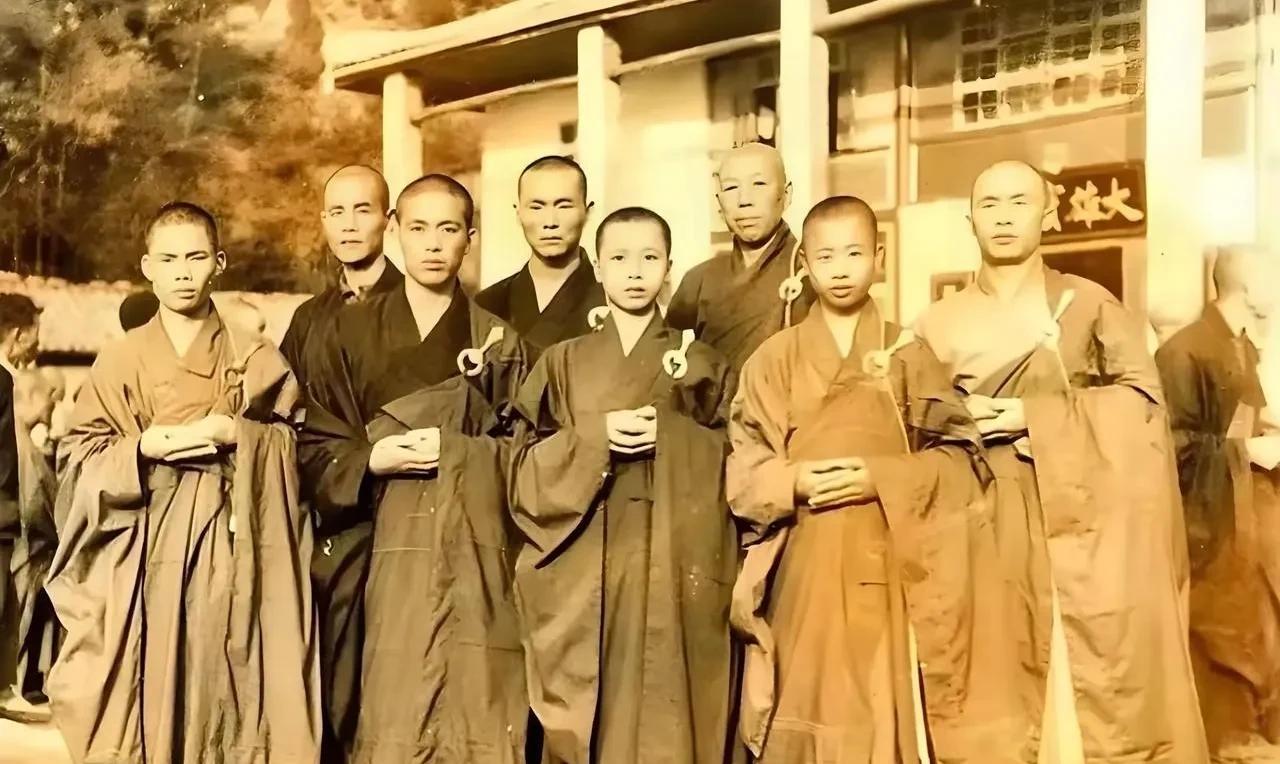 这是八十年代初，释永信刚出家时，推着轮椅在外面的留影。轮椅上坐着一位老者。从相貌