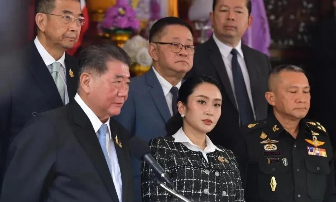 佩通坦通过社交媒体宣布他有信心以和平的方式解决泰柬边境冲突。不过，泰国军政直接把