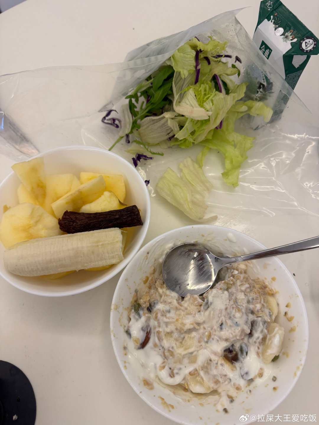 26.8.27✅111.9两天了腿还是酸无语🥣燕麦香蕉苹果蔬菜🥣鸡腿魔芋粉西红柿🥣160g米饭