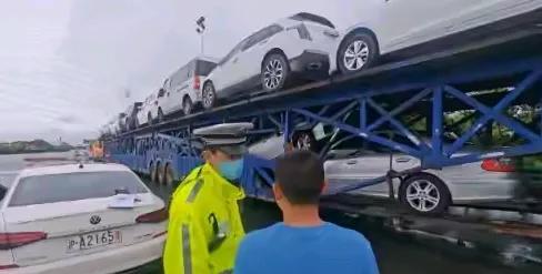 上海高速上惊现的52米“贪吃车”，简直绝了！前几天在S2沪芦高速康桥收费站，浦东