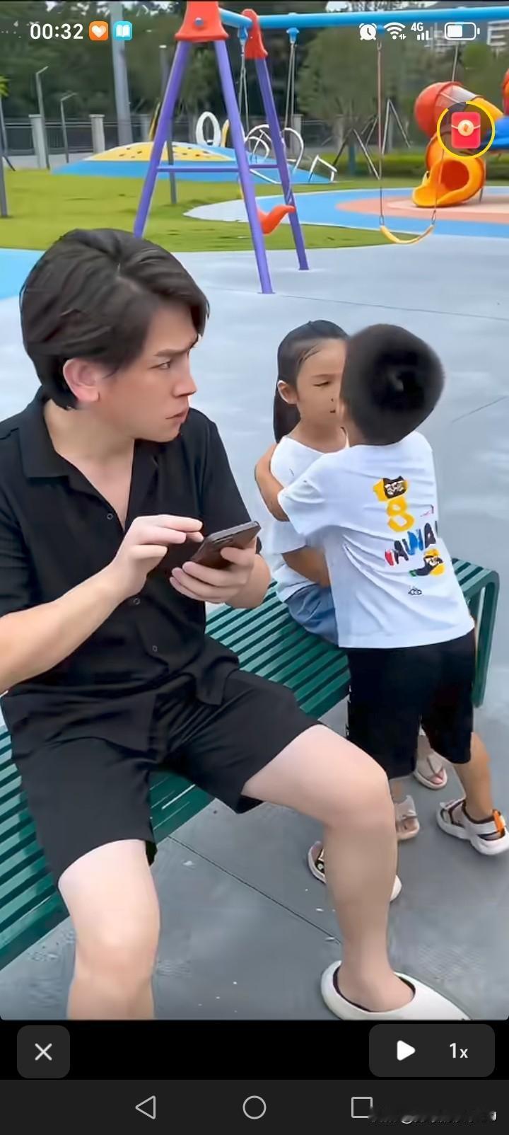 公园里上演奇葩一幕。一对父女和一对母子在公园散步，男孩见对面小女孩正笑眯眯看着他