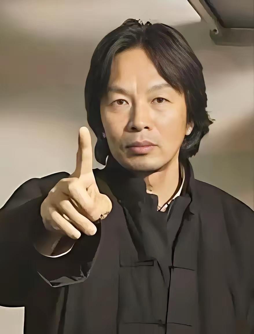 刘震云说：“如今这社会，男人想找个共度一夜的女人，女人想找个一起睡觉的男人，都不