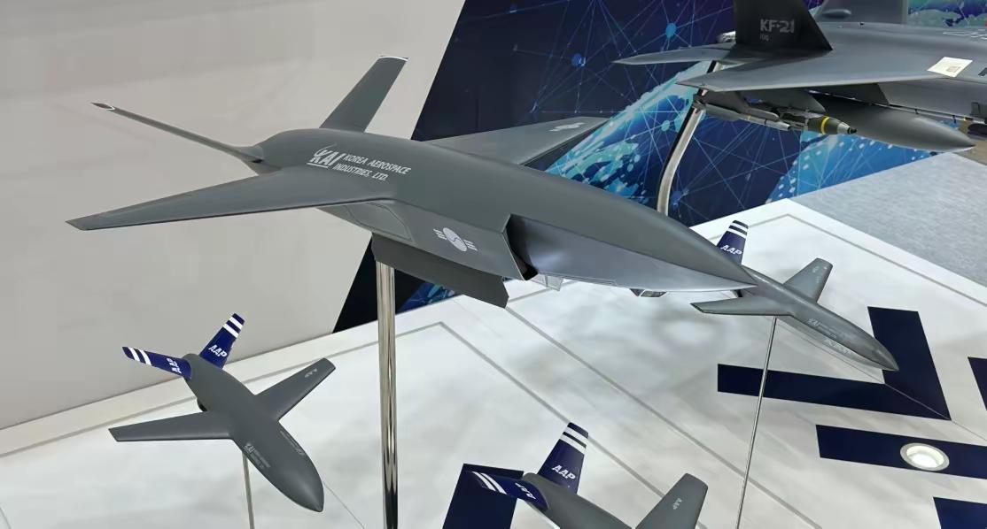 韩国在ADEX2025防务展上承认KF-21是4.5代机，这转变挺实在。之