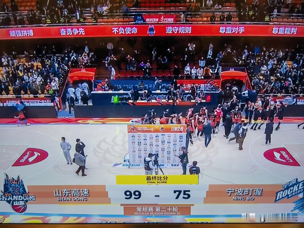 99：75，高速男篮有惊无险的在主场拿下宁波！本场比赛最值得赞扬的一个球员就是山