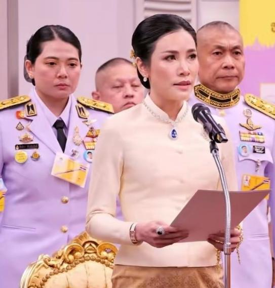 对国王不忠的贵妃归来，40岁的泰国贵妃诗妮娜在宫斗中失败，被褫夺了全部封号。泰