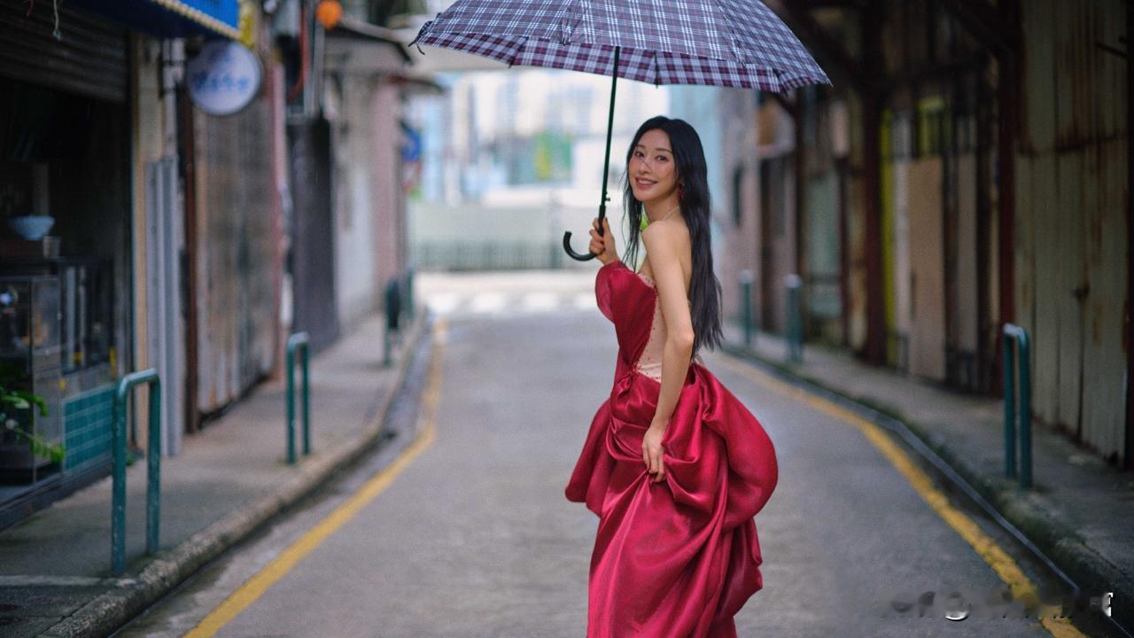 当热烈酒红色长裙邂逅潮湿海风，张俪这组氛围感大片直接氛围感拉满✨抹胸缎面礼