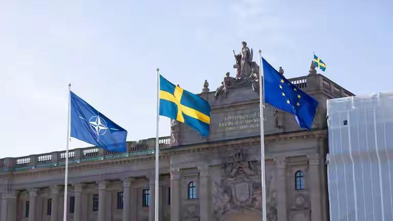 重磅转向！瑞典宣布关闭三国使馆，资金全调往乌克兰。瑞典近日宣布将调整其对外发
